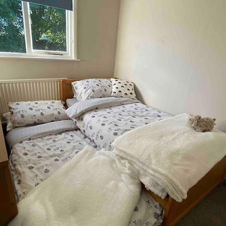 Cheerful 3 Bedroom Bungalow With Indoor Fire Place Gloucester Exterior photo