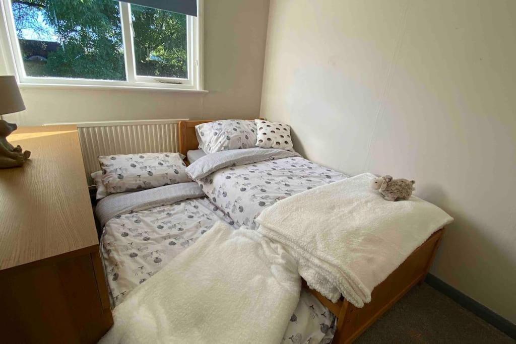 Cheerful 3 Bedroom Bungalow With Indoor Fire Place Gloucester Exterior photo