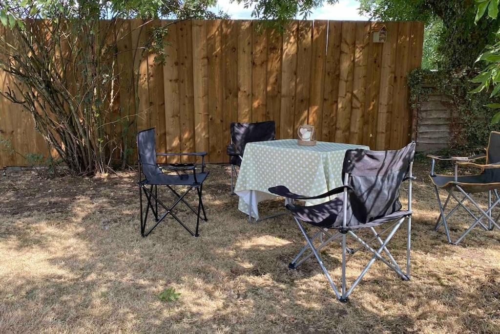 Cheerful 3 Bedroom Bungalow With Indoor Fire Place Gloucester Exterior photo