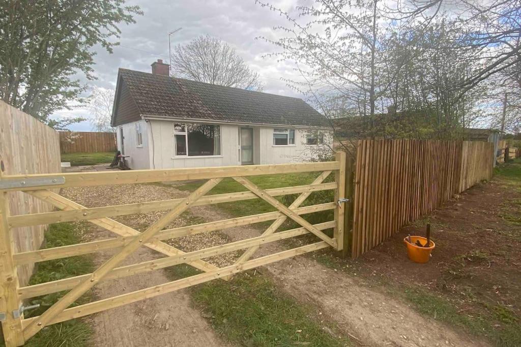Cheerful 3 Bedroom Bungalow With Indoor Fire Place Gloucester Exterior photo
