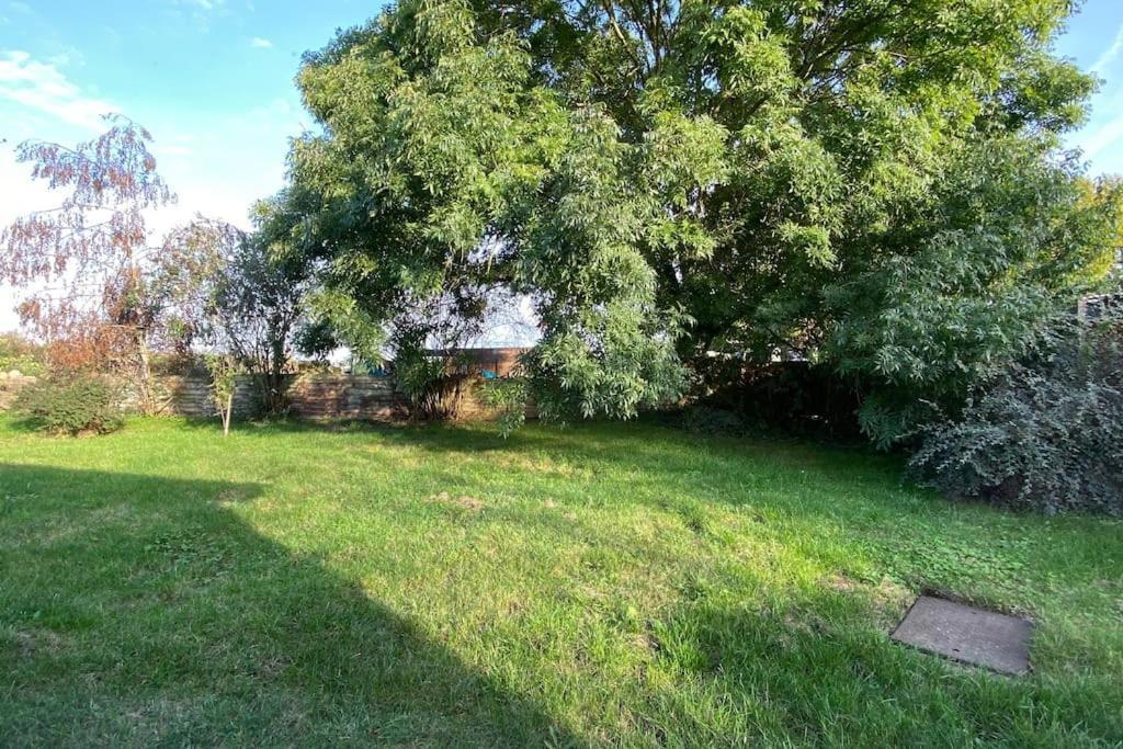 Cheerful 3 Bedroom Bungalow With Indoor Fire Place Gloucester Exterior photo