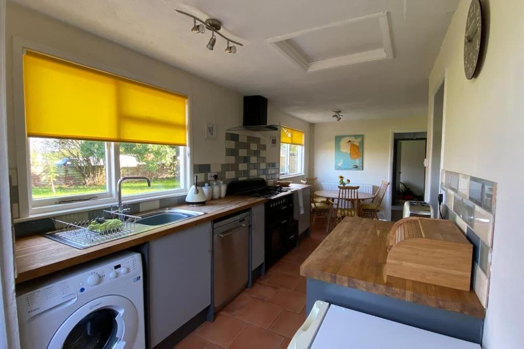 Cheerful 3 Bedroom Bungalow With Indoor Fire Place Gloucester Exterior photo