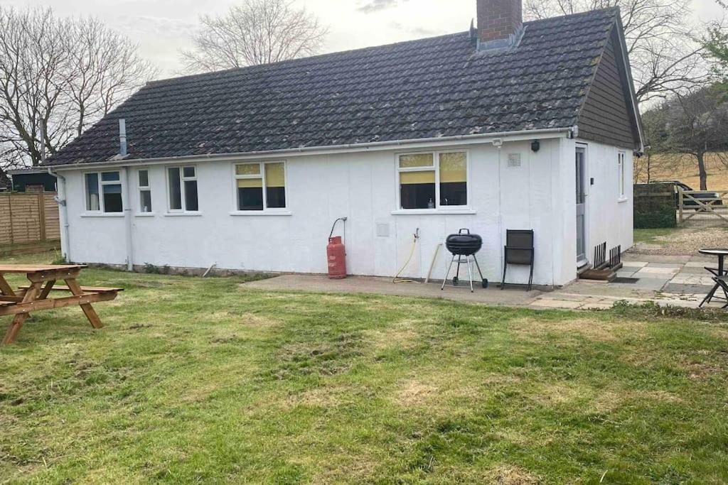 Cheerful 3 Bedroom Bungalow With Indoor Fire Place Gloucester Exterior photo