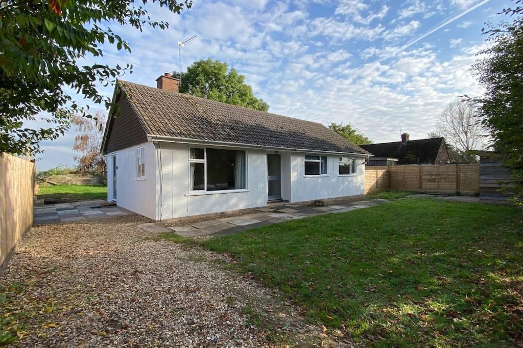 Cheerful 3 Bedroom Bungalow With Indoor Fire Place Gloucester Exterior photo