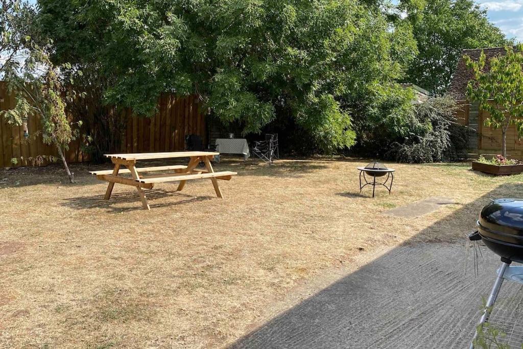 Cheerful 3 Bedroom Bungalow With Indoor Fire Place Gloucester Exterior photo
